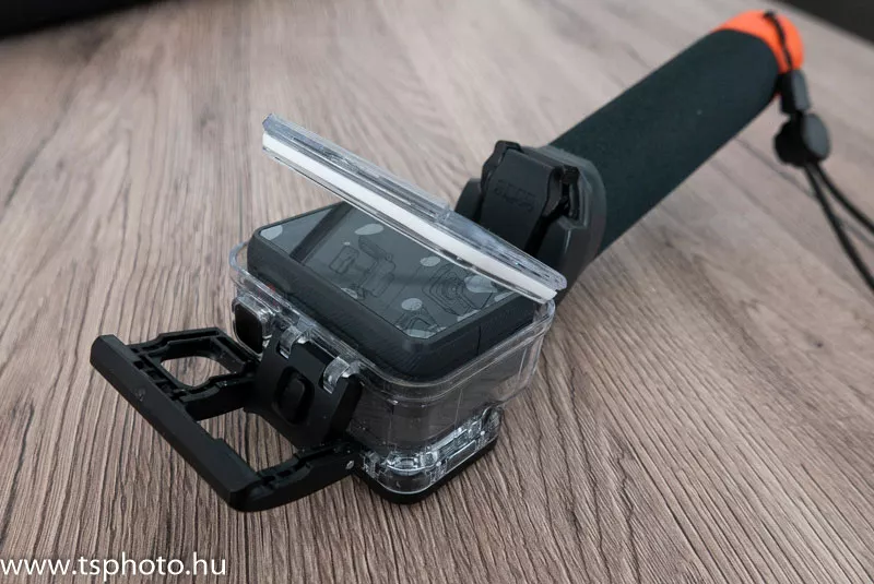 GoPRO Hero 6 Black teszt - a gyári bóvártokba nem fér bele kupakkal.