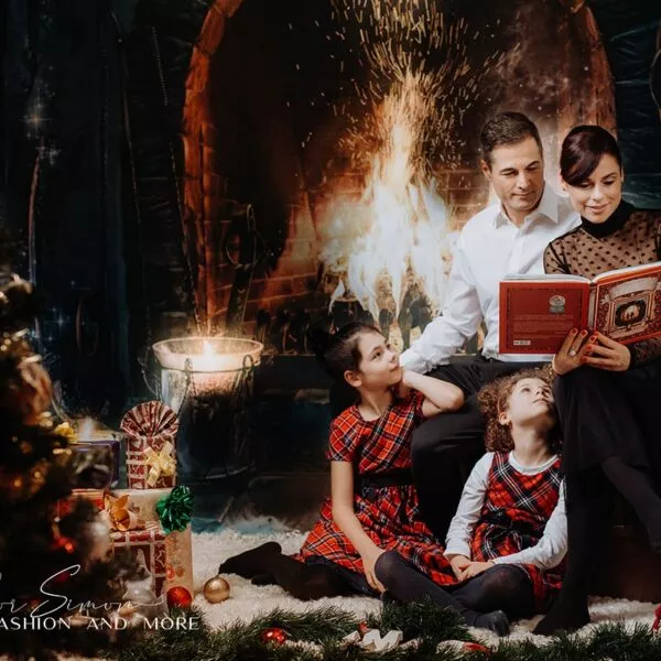 Karácsonyi fotózás, család a kandalló előtt.